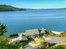 New-private waterfront house on discovery bay: Port Townsend şehrinde bir otel