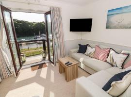 Yacht Haven View, cottage in Milford Haven