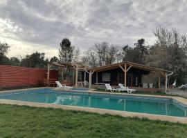 Agradable Cabaña con Gran Piscina y Tinaja, vacation home in Quillón