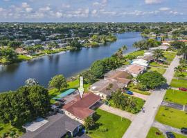 Private Lakefront Home in Miami/Pembroke, hotel in Pembroke Pines