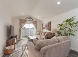 Modern Decor & Style KING bed Wifi with Garage