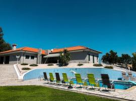 Maison familiale de caractère avec piscine, holiday rental in Padronelo