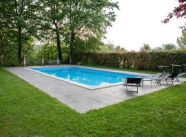 4 bedrooms villa with private pool and furnished garden at Alvignano，Alvignano的有停車位的飯店