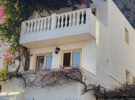 Entire Villa full View 3 bedrooms 3 bathrooms 3 kitchens, hotel in Hersonissos