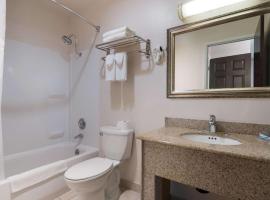 Rodeway Inn & Suites Hwy 217 & 26 W, хотел близо до Ridgewood Park, Портланд