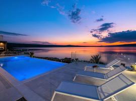 Luxury Villa Novita with Pool, hotel in Novigrad Dalmatia