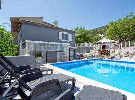 Stunning Home In Srinjine With 3 Bedrooms, Jacuzzi And Outdoor Swimming Pool, villa in Srinjine