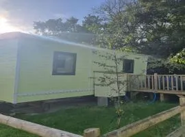 Glamping Hut - Sleeps 2 hot tub & parking