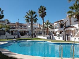 Villamartin Townhouse 1 minute walk to villamartin plaza, hotel in Villamartin