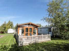 Pinecone Lodge - No 9, holiday home in Morpeth