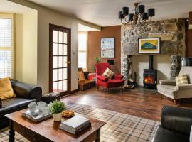 Finest Retreats - Awelon - Large Cottage to sleep 10 with Hot Tub, feriebolig i Tremadoc