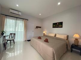 MONDEE House @The Airport, pet-friendly hotel in Thalang