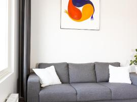 Valoisa parvekkeellinen kaksio, oma parkkipaikka, hotel i Tampere