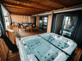 SEA HOUSE shade, pool & jacuzzi - PRIVILEGE POINT camping villas, hotell i Selce