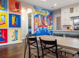 9 Minutes to Downtown Dallas - 1000mbps - King Suite - 58 in TV - Games, cabaña en Dallas