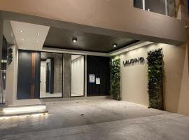 Departamento de un ambiente premium en Corrientes，科連特斯的有停車位的飯店