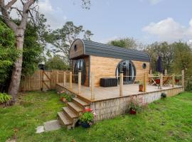 The Hideaway Pod, hotel with parking in Criccieth