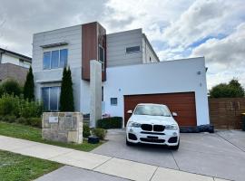 Gungahlin Luxe 5 Bedroom 2 Storey Home with Views Canberra, מלון עם חניה בHall