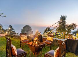 StayVista at Stonehill Manor with Outdoor Sitting, Bonfire, hotel v destinaci Dharamsala