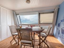 Face à la mer, appartement sous les toits pour 4, hotel in Saint-Sébastien