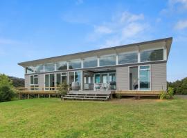 Paroa Bay Chalets - Te Whare Kereru, holiday home in Russell