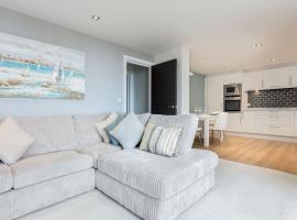Stunning 2 bed apartment, fabulous sea view & 2 minutes to beach with parking, hotel na praia em Southbourne