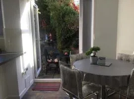 Oakleigh 1 bed ground floor garden view apartment FREE ONSITE PARKING