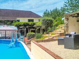 Amazing Apartment In La Coquille With Private Swimming Pool, Can Be Inside Or Outside – tani hotel w mieście Saint-Pierre-de-Frugie