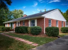 Fabulous Home W Outdoor Kitchen, Fire Pit And Back Yard!