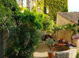 La Maison près de la Fontaine, hotel keluarga di Saignon