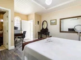 Sleek 4PPL apartment, Pool, Parking, Gated, CCTV & Wifi