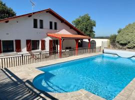 Magnifique villa Basque avec piscine à la campagne，Urt的飯店