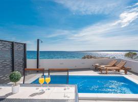 Villa Eni Beachfront apartment with pool, hotel in Mandre