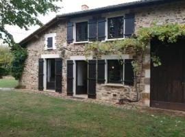 La grande Petite Maison au cœur de la verdure, hotel murah di La Péruse