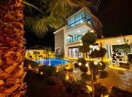Villa Annabèll1 with Swimming pool and Jacuzzi, 3 floors, cottage ở Belek