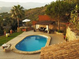 Villa el Pino: with Private Pool, отель с бассейном в городе Саялонга