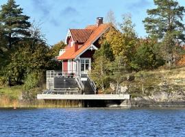 Unique house in Kopmannebro with fantastic lake plot, hotel u gradu 'Köpmannebro'