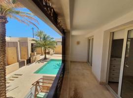 Nayah Stays, Beautiful 3-bedroom vacation home with lovely pool, cabaña o casa de campo en Hurghada