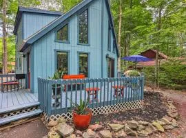 Fire Pit and Deck Colorful Cabin in Pocono Lake!