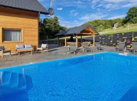 Comfortable holiday home with a swimming pool for 12 people, hotel care acceptă animale de companie din Iwierzyce