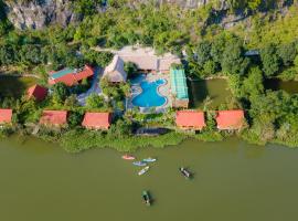 Xuan Son Lakeside Bungalow, hotel com estacionamento em Nguyên Ngoại