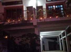 Amar Apun Ghor, hotel con estacionamiento en Jorhāt
