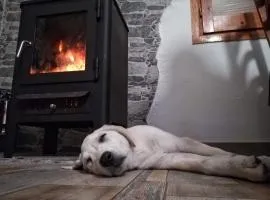 Refugio cálido con chimenea y vistas al Montseny