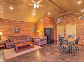 Heber Springs Cabin with Deck and River Views!, hotell i Heber Springs