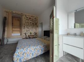 Le Mas de la Charrette, hotel v destinaci Vinezac