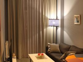 cozy new modern 1bedroom apartment free wifi self check in, hotel a prop de Delisi Metro Station, a Tbilisi