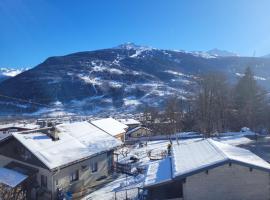 gîteduruisseau73, maison entière 80 m2 exposée sud, à 5 minutes en voiture du funiculaire pour Les Arcs Paradiski, , 2 chambres 2 salles de bain avec terrasse et garage, βίλα στο Bourg-Saint-Maurice
