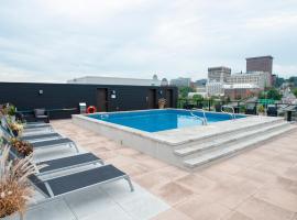 Le 908, suberbe condo neuf avec piscine, hotel with pools in Quebec City