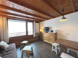 Appartement 6 places, superbe vue face à la montagne, 50m des pistes, hotel in Val Thorens