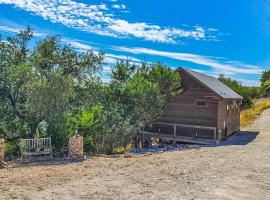 Rock of Ages Cabin at Amazing Grace Canyon, hotelli kohteessa Luckenbach